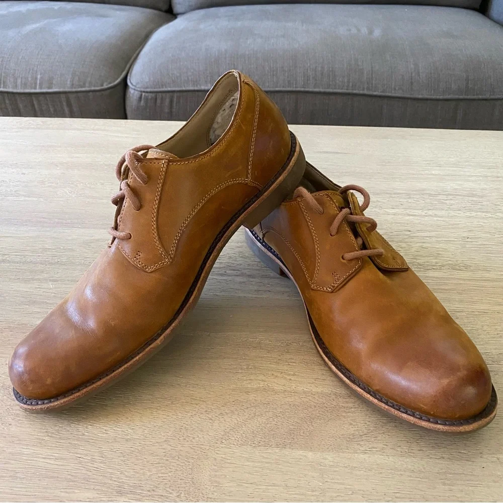 UGG Men’s Light Brown Leather Oxford Toe Shoes – Size 9